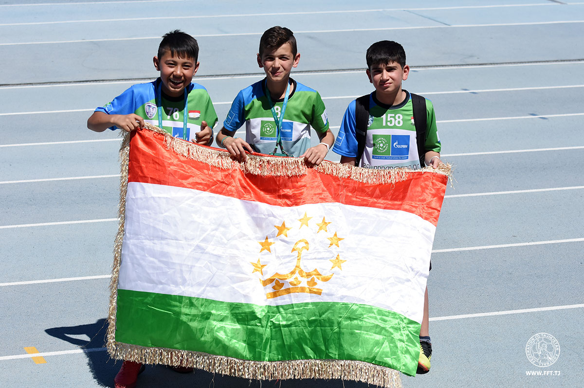 Украинские таджики. Таджикская Дружба. Дети с флагами Таджикистан. Украина Таджикистан флаг. Футбол для дружбы Мадрид.